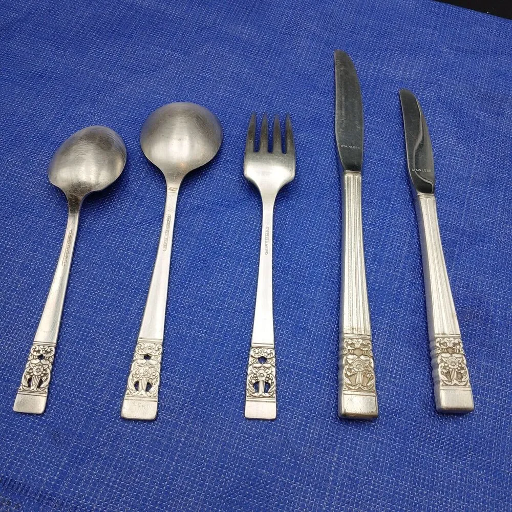 Oneida Community Coronation 1936 Lot 5 Knives, Spoon, Fork Antique Silverplate